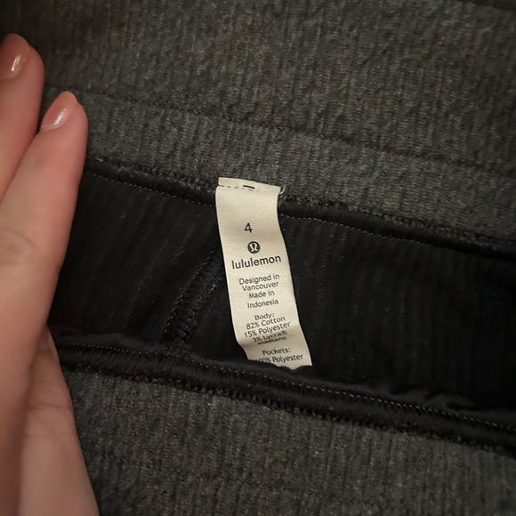 Lululemon Retreat Yourself Crop Size 4 - Picture 5 of 5